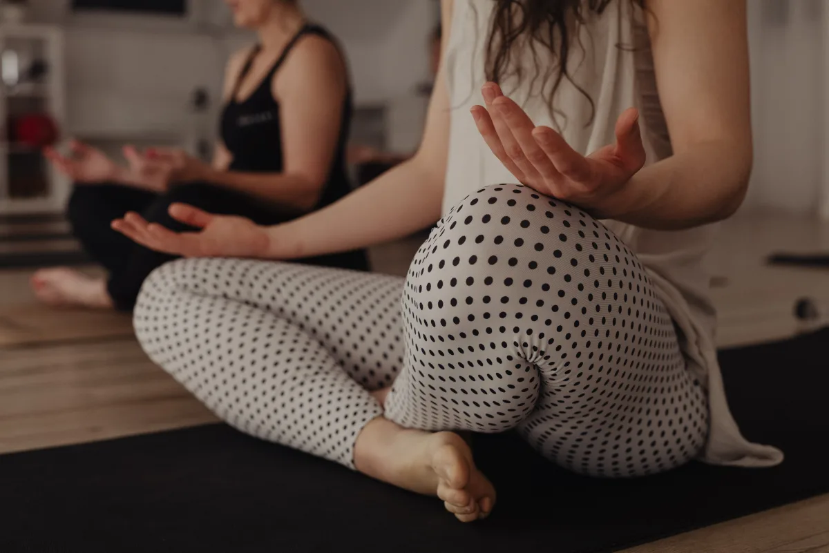 Practică de mișcare conștientă — poziție de rugăciune deasupra capului în studio