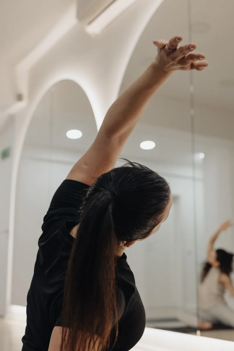 Portret din studio — moment de liniște și eliberare cu ochii închiși
